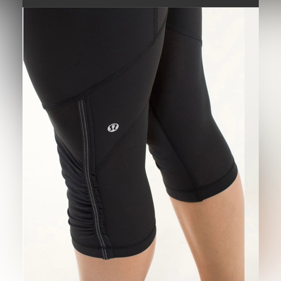 Lululemon Run For Your Life Crop.  EUC!  Size 8. Power Luxtreme, Circle Mesh. - Picture 5 of 8